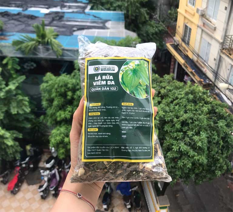 Trường hợp triệu chứng nặng, người bệnh dùng thêm thuốc ngâm rửa giảm viêm da, mề đay, ngứa ngáy