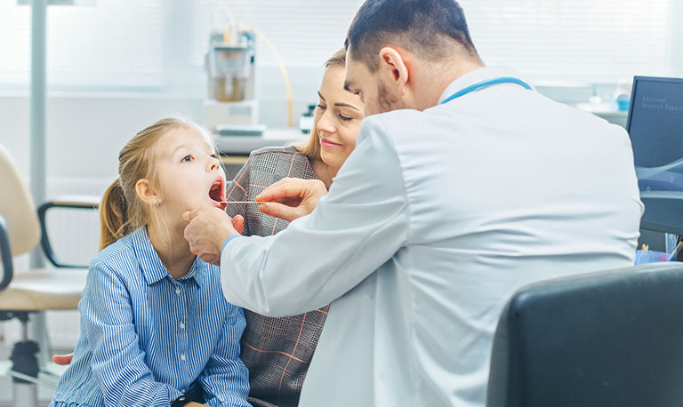 Cha mẹ cần nhanh chóng đưa trẻ đến gặp bác sĩ chuyên khoa nếu tình trạng sốt kéo dài hoặc bệnh tình không có dấu hiệu thuyên giảm