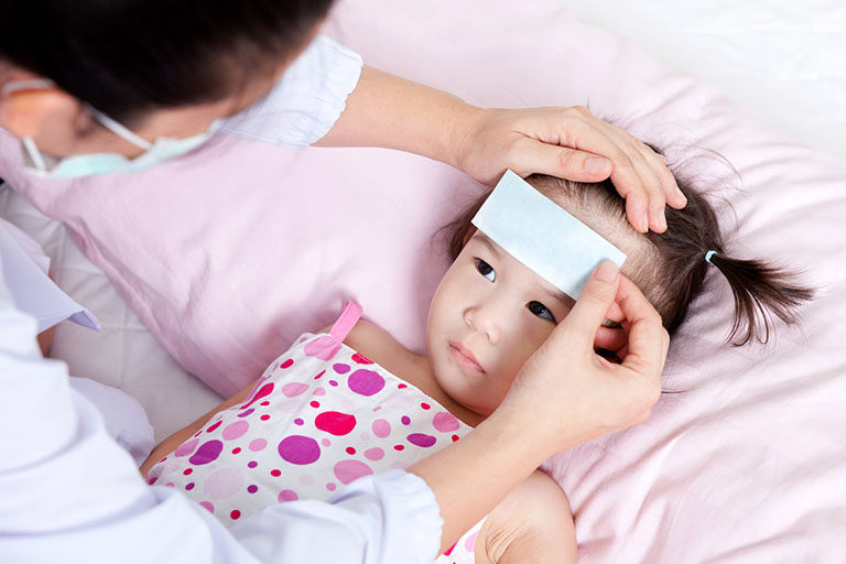 Lau người và chườm mát cho trẻ nhỏ để hạ sốt khi bị viêm amidan kèm sốt cao