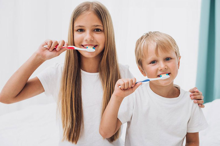 Hướng dẫn con trẻ vệ sinh răng miệng đúng cách để phòng bệnh viêm amidan kèm sốt cao diễn biến nghiêm trọng