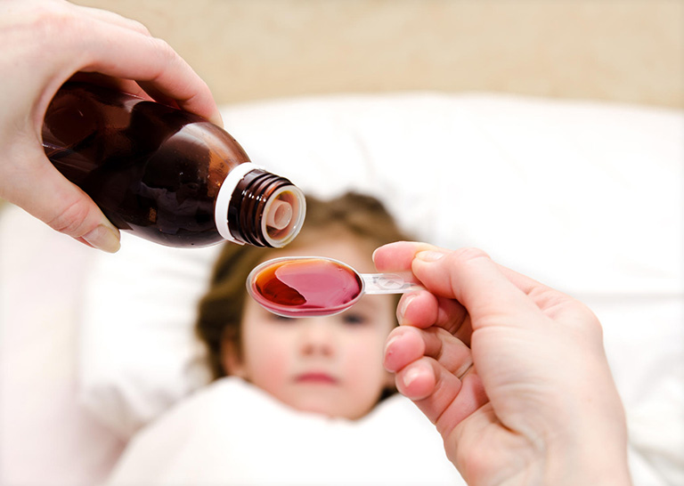 Dùng thuốc kháng sinh, thuốc hạ sốt cho trẻ theo sự chỉ dẫn của bác sĩ chuyên khoa