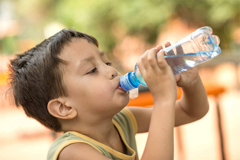 Cho trẻ uống đủ nước để bù lại lượng nước đã mất khi bị sốt