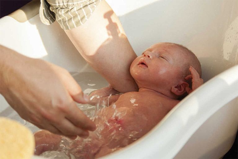 Cho vài giọt tinh dầu tràm vào nước ấm tắm trẻ để hỗ trợ cải thiện cảm cúm, nghẹt mũi và ho