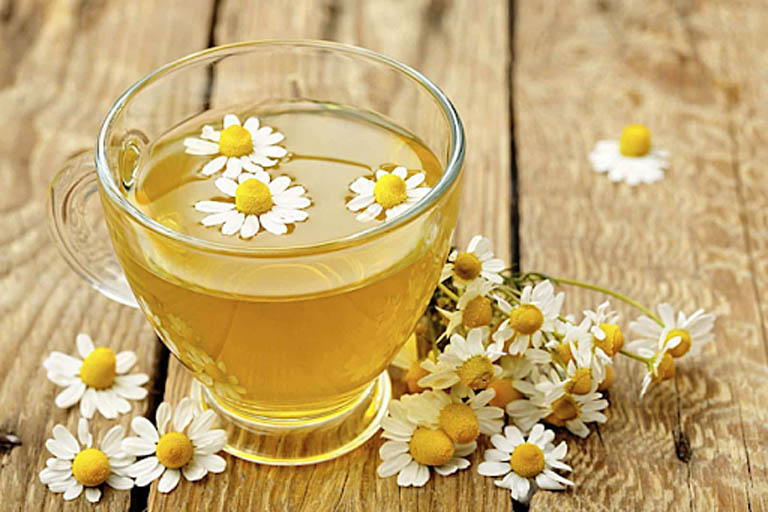 Uống trà thảo dược giúp giảm nhẹ triệu chứng đau dạ dày và giúp người bệnh cảm thấy dễ chịu hơn