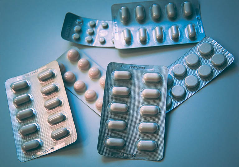 Sử dụng thuốc Tây y trị viêm amidan hốc mủ bã đậu theo sự chỉ dẫn của bác sĩ chuyên khoa để phòng tránh tác dụng phụ