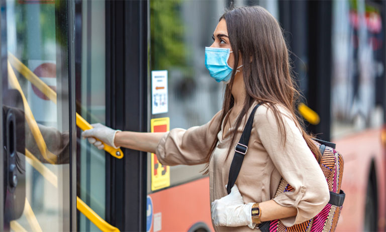 Đeo khẩu trang khi đi ra ngoài để phòng tránh các tác nhân gây bệnh và phòng ngừa lây bệnh đường hô hấp