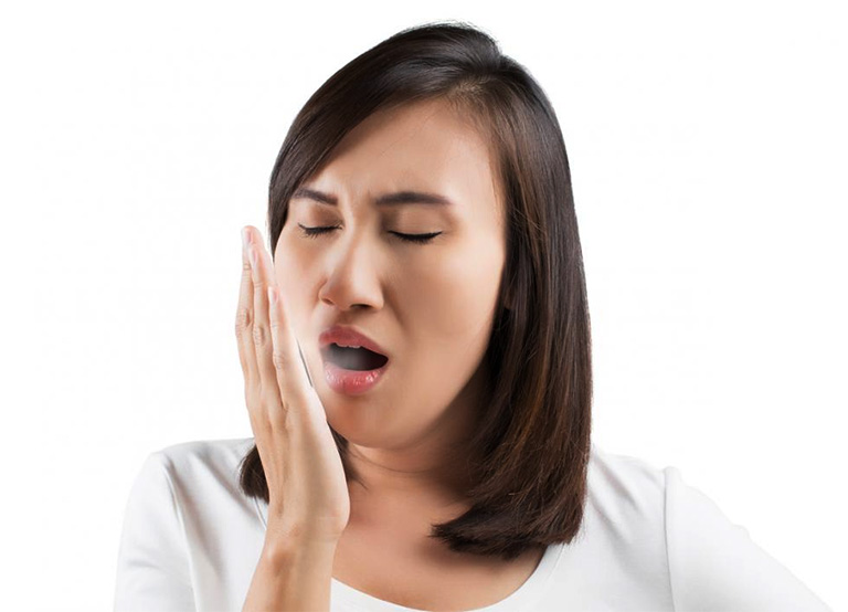 Hơi thở có mùi hôi khó chịu là triệu chứng thường gặp khi bị viêm amidan có mủ