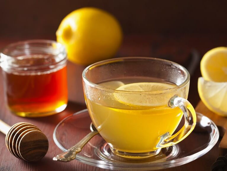 Dùng trà mật ong và nước cốt chanh vừa có tác dụng làm dịu cổ họng vừa giúp giải độc, thanh nhiệt cơ thể