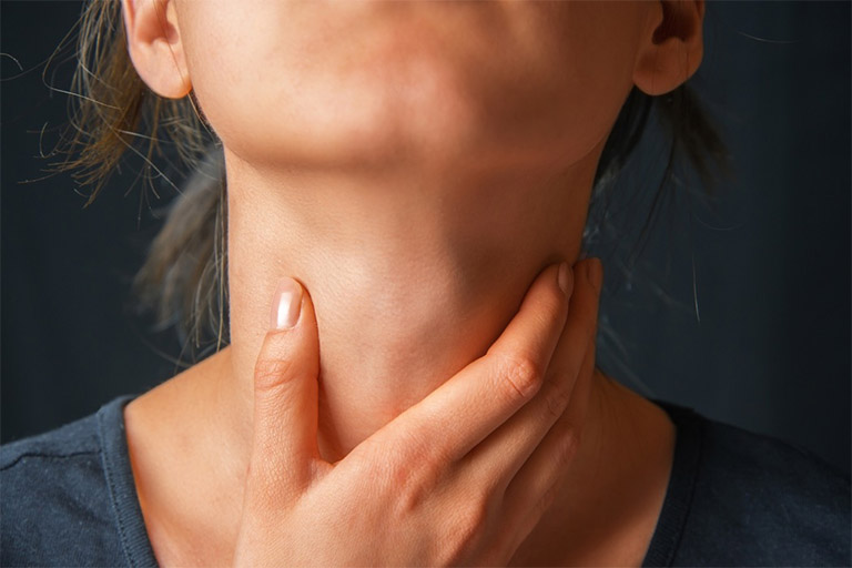 Ngoài triệu chứng viêm họng khạc đờm ra máu, người bệnh còn có thể gặp thêm một số biểu hiện khác như sưng họng, đau rát cổ họng, khó nuốt,...