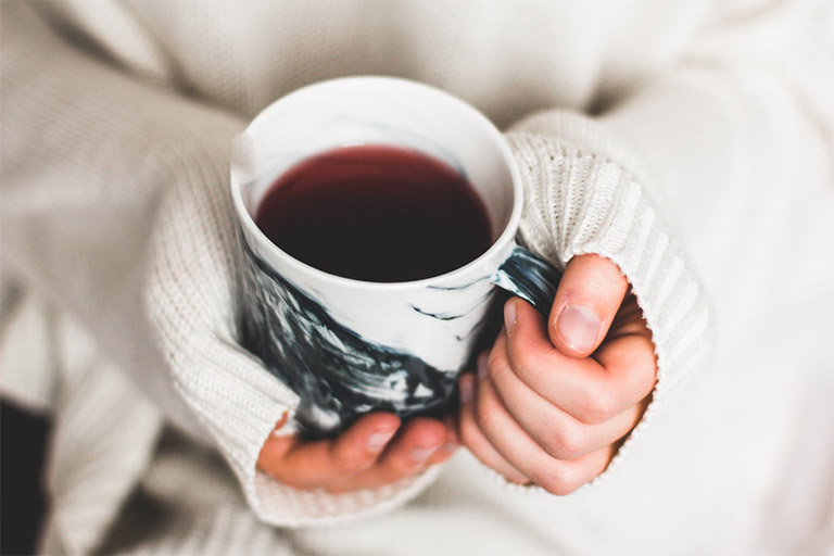 Uống trà thảo mộc ấm mỗi ngày thay vì uống nước đá hoặc ăn các thức ăn lạnh khi bị viêm họng