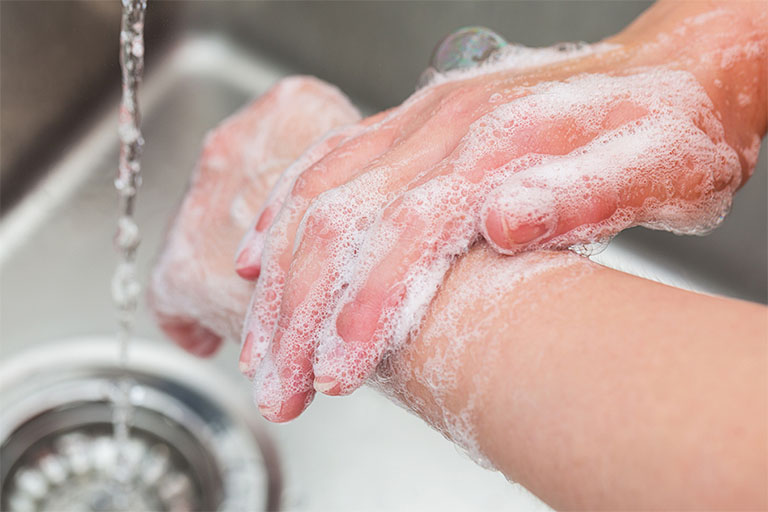 Thường xuyên rửa tay bằng xà phòng, đặc biệt là trước khi ăn và sau khi đi vệ sinh