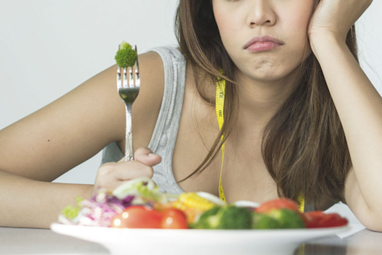 Chế độ ăn uống kiêng khem quá mức sẽ ảnh hưởng xấu đến hệ xương khớp và làm gia tăng nguy cơ thoái hóa