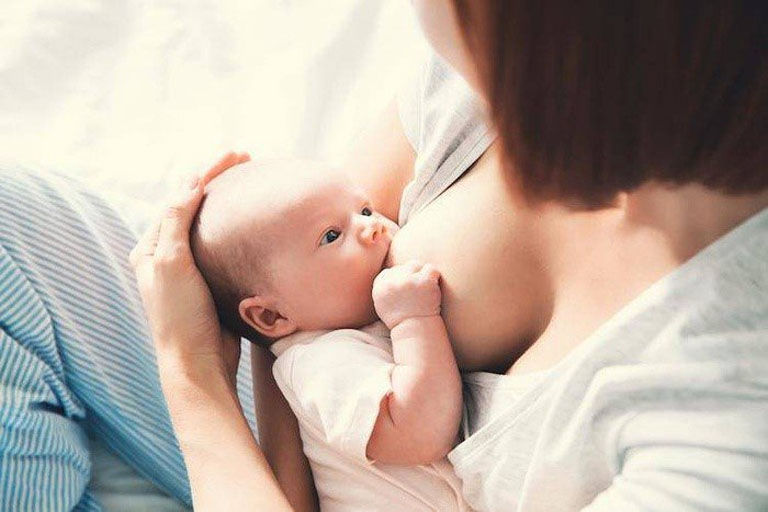 Cho trẻ bú mẹ nhiều giúp tăng cường sức đề kháng và hỗ trợ điều trị bệnh