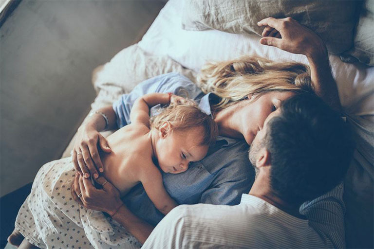 Tranh thủ thời gian con trẻ đang ngủ, bạn có thể gần gũi chồng để cải thiện tình trạng suy giảm ham muốn sau sinh