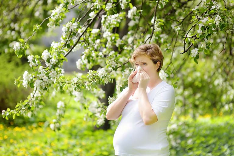 Nhiều bà bầu đang thắc mắc việc mang thai bị viêm mũi dị ứng có ảnh hưởng đến thai nhi không