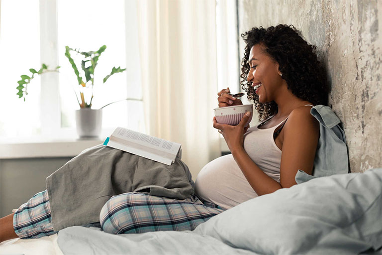 Cần điều chỉnh chế độ ăn uống và việc nghỉ ngơi khi mắc bệnh viêm mũi dị ứng trong thai kỳ