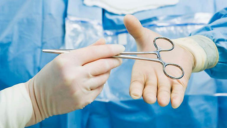 Phẫu thuật được chỉ định điều trị cho những trường hợp thoái hóa cột sống cổ nặng có nguy cơ phát sinh biến chứng
