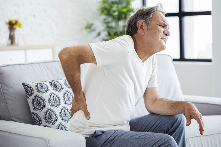 Người già là đối tượng dễ bị thoái hóa cột sống do sức khỏe của xương khớp suy yếu dần theo độ tuổi