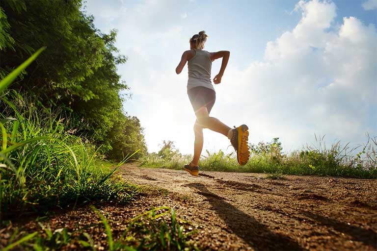 Thói quen chạy bộ mỗi ngày không chỉ giúp ổn định chức năng của cột sống mà còn duy trì cân nặng lý tưởng, hạn chế những áp lực tác động lên cột sống