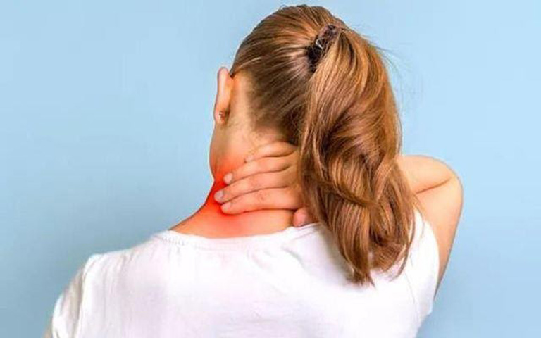 Bệnh gây ra các cơn đau nhức khó chịu ở vùng cột sống cổ khi thực hiện vận động cổ