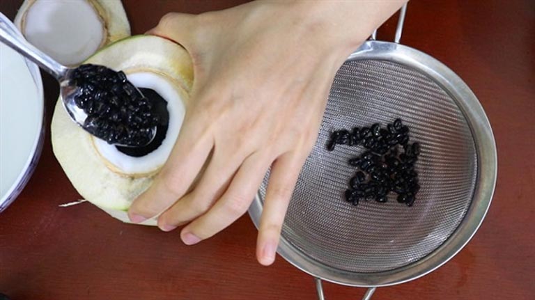 Trị thoái hoá cột sống bằng thuốc Nam từ đậu đen hấp dừa