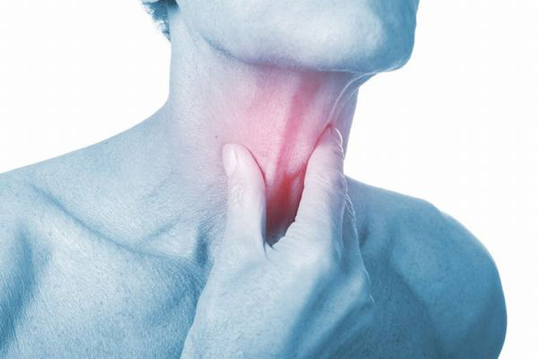 Khi bị ho gió người bệnh sẽ cảm thấy đau rát vùng cổ họng và gây khó khăn khi ăn uống