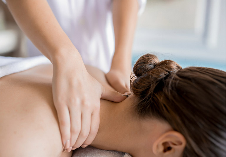 Massage hay xoa bóp vùng cổ có tác dụng giảm đau, cải thiện phạm vi bị tổn thương và làm chậm quá trình thoái hóa tự nhiên