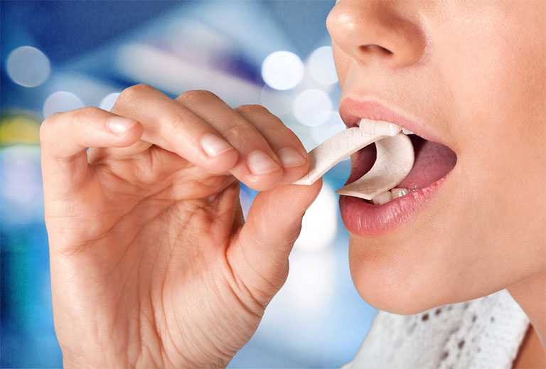 Nhai kẹo cao su là giải pháp khắc phục mùi hôi miệng do vi khuẩn HP tạm thời