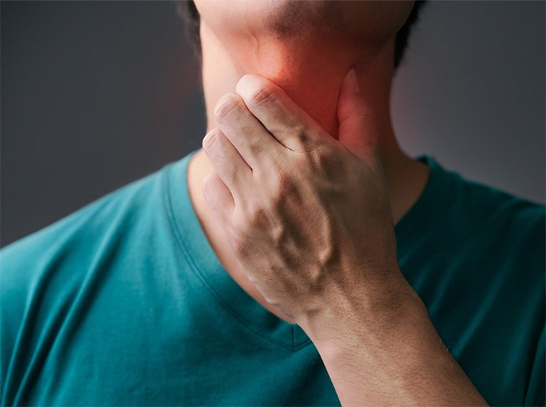 Cổ họng sưng đau, ngứa rát, khó nuốt là những triệu chứng điển hình của viêm amidan