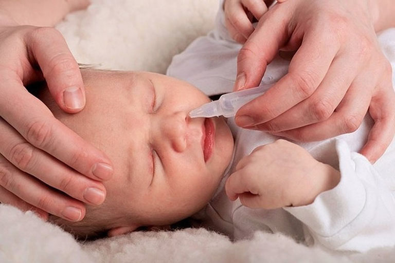 Viêm mũi họng cấp là bệnh lý về đường hô hấp rất dễ khởi phát ở trẻ sơ sinh