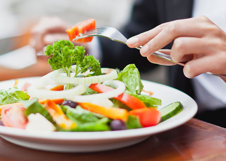 Ăn nhiều rau xanh và trái cây giúp bổ sung thêm vitamin và khoáng chất cho cơ thể