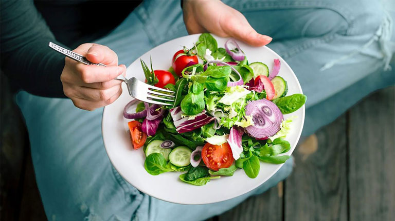 Nên tăng cường bổ sung rau xanh vào trong thực đơn ăn uống hàng ngày của bệnh nhân đang điều trị sỏi mật