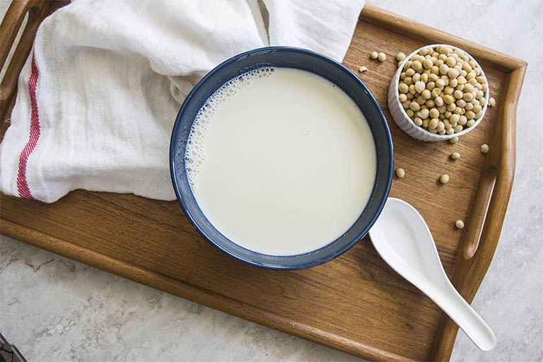 Người bị sỏi mật có thể tự nấu sữa đậu nành tại nhà để sử dụng thay vì dùng sữa đóng hộp hoặc đóng chai