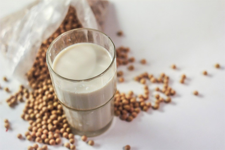 Sữa đậu ngày có nguồn gốc từ thực vật, chứa nhiều dưỡng chất và ít chất béo nên người bị sỏi mật hoàn toàn dùng được