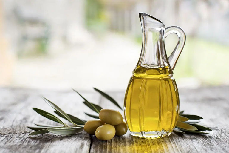 Chữa sỏi mật bằng dầu oliu là mẹo vặt dân gian có tác dụng tống sỏi ra khỏi cơ thể thông qua việc đại tiện và làm giảm triệu chứng đau thắt vùng bụng