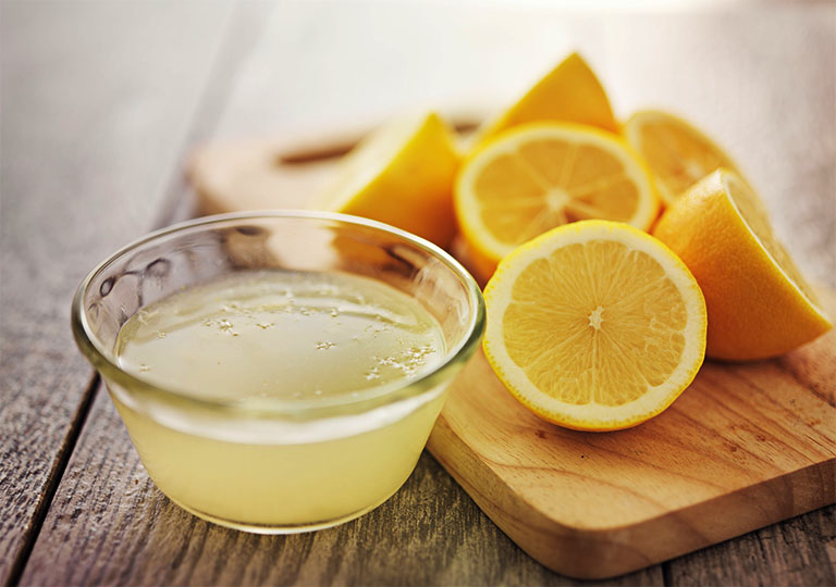 Hàm lượng axit citric dồi dào trong nước cốt chanh có tác dụng bào mòn và làm tan sỏi mật hiệu quả