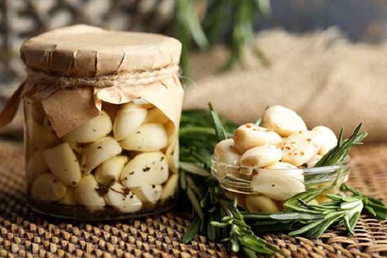 Chữa đau lưng bằng rượu ngâm thảo dược có độ an toàn cao nên được rất nhiều người ưu tiên áp dụng