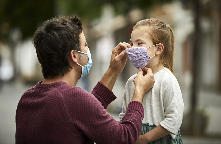 Nhắc nhở con trẻ đeo khẩu trang khi đi ra ngoài nhằm phòng bệnh trở nặng và ngăn chặn bệnh viêm nhiễm hô hấp lây lan