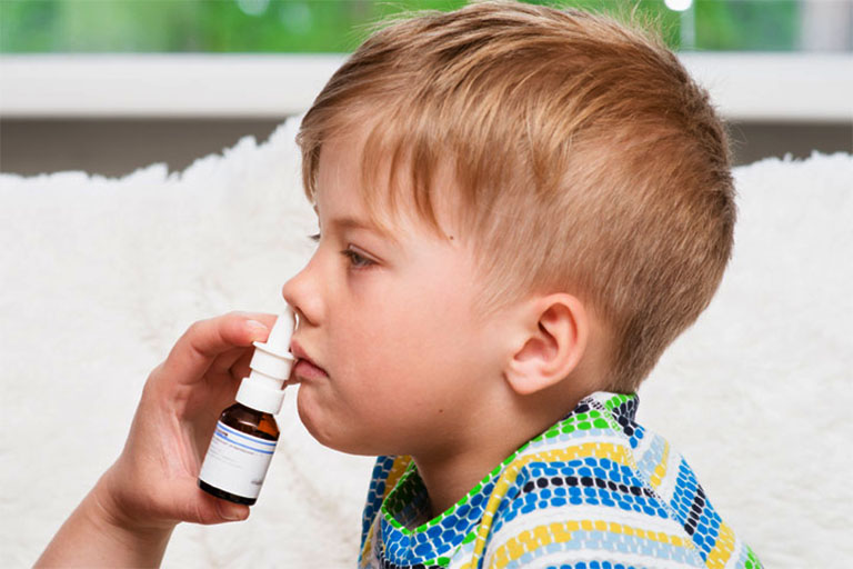 Dùng thuốc trẻ viêm mũi cho trẻ theo đúng sự chỉ dẫn của bác sĩ chuyên khoa