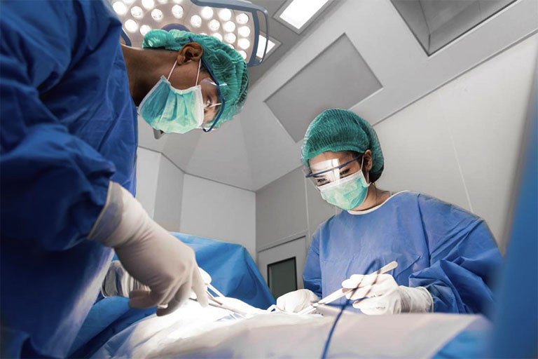 Trong trường hợp viêm trực tràng nặng, bác sĩ có thể cân nhắc đến việc  phẫu thuật cắt bỏ những tế bào mô bị tổn thương hoặc toàn bộ trực tràng