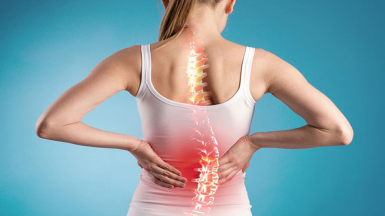 Vẹo cột sống cũng là một trong những nguyên nhân gây ra bệnh đau lưng giữa