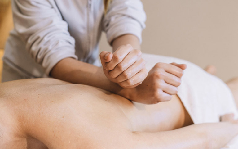 Massage xoa bóp là mẹo giảm đau an toàn và nên áp dụng tại nhà để cải thiện tình trạng bệnh