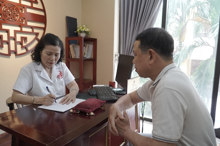 Bác sĩ Vân Anh khám chữa bệnh trực tiếp cho bệnh nhân tại Nhất Nam Y Viện