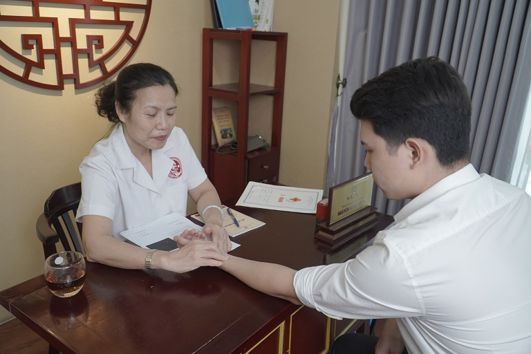 Bác sĩ Nguyễn Thị Vân Anh - Giám đốc chuyên môn Nhất Nam Y Viện thăm khám trực tiếp cho bệnh nhân