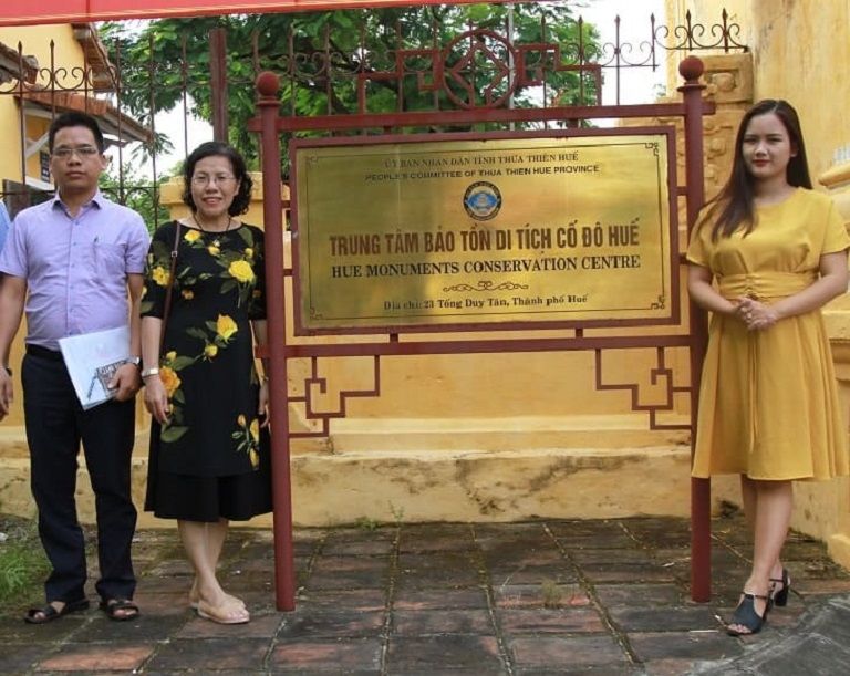 Bác sĩ Nguyễn Thị Vân Anh cùng các cộng sự đi Huế để thu thập tài liệu về Thái Y Viện