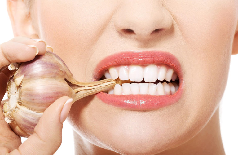 Khi ăn tỏi sống giúp allicin được kích hoạt ức chế các tác nhân gây viêm
