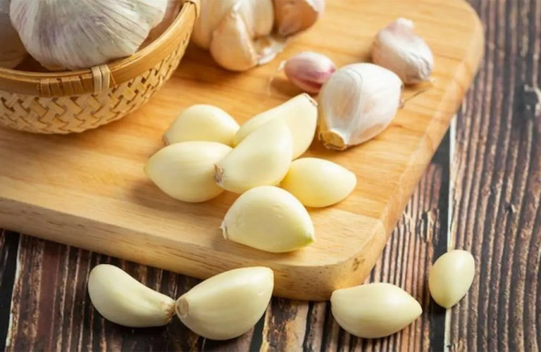 Tỏi kết hợp với món ăn giúp giảm vị hăng khó chịu