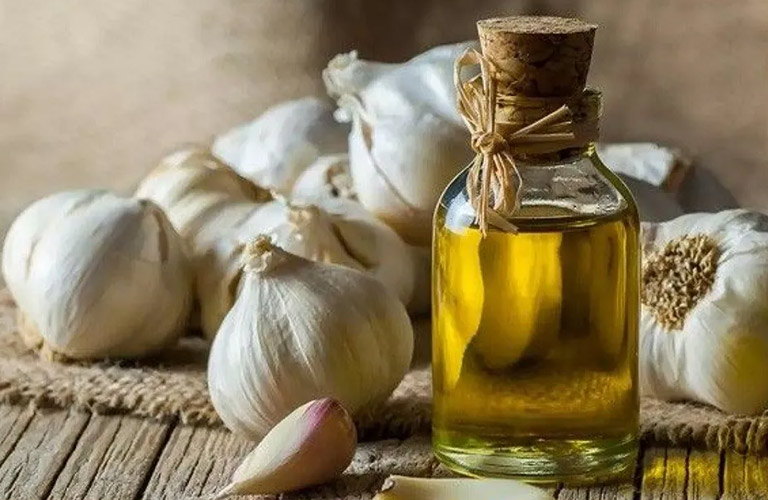 Tỏi kết hợp dầu mè giảm phù nề