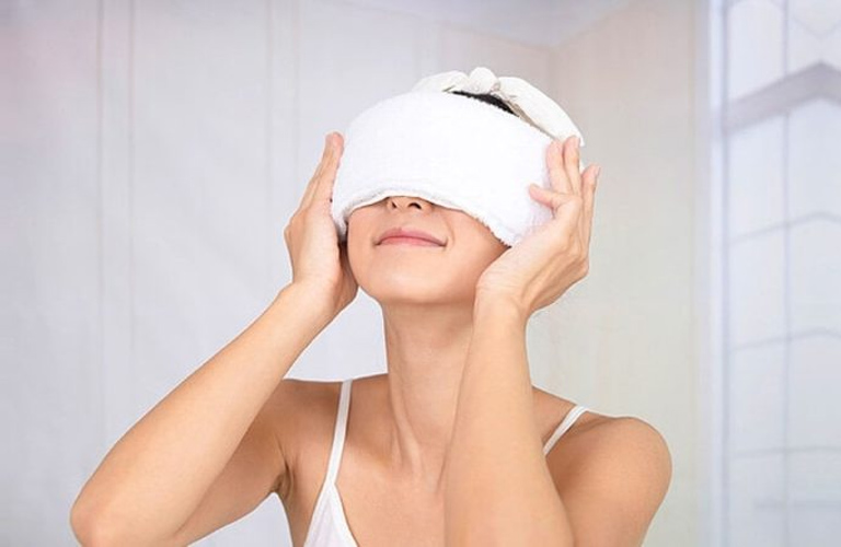 Chườm ấm giúp giảm đau nhức, nghẹt mũi