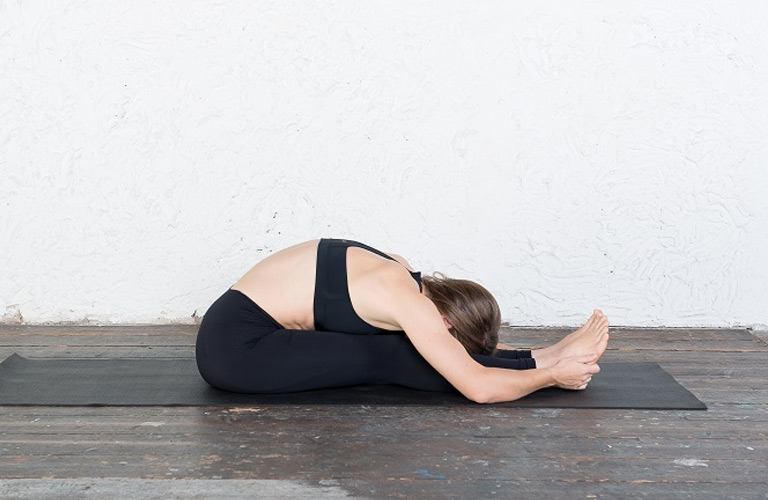 Động tác yoga gập mình giảm đau nhức vùng mũi do viêm mũi dị ứng